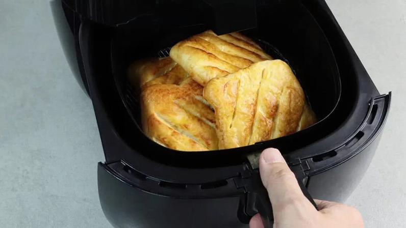 Descongelar pão na air fryer sem queimar: dicas para ficar macio e crocante