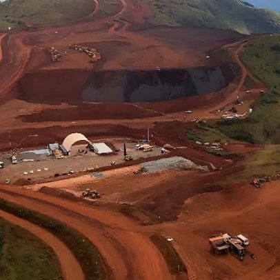 Minério de ferro recua após China restringir capacidade siderúrgica