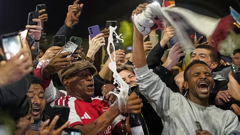 Ian Wright celebrates after Arsenal's title win