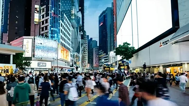 Pessoas em rua de Hong Kong, na China