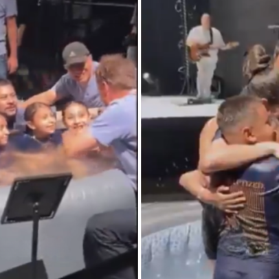Casal e filhos emocionados ao batizarem juntos, exemplo de família
