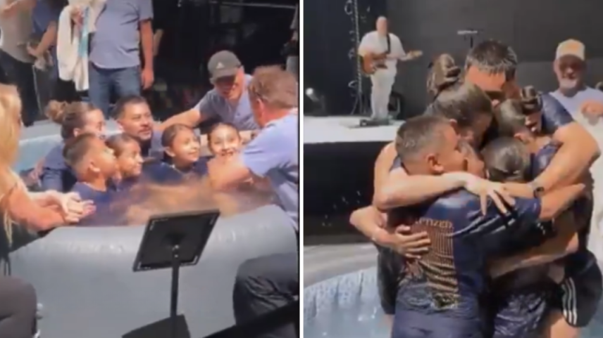 Casal e filhos emocionados ao batizarem juntos, exemplo de família
