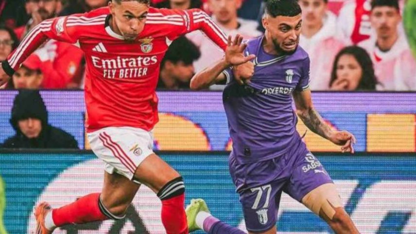 Jogadores de Benfica e Braga em disputa de bola no Estádio da Luz