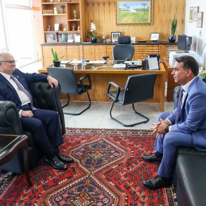 Flávio Bolsonaro encontra Fachin e critica Moraes pela suspensão da Dosimetria