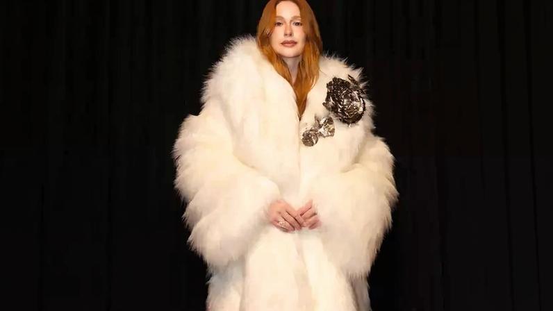 Do smoking elegante ao slip dress Alta Costura dramático: Marina Ruy Barbosa faz 'dobradinha fashion' de looks ao lançar novo filme em Campos do Jordão (SP).