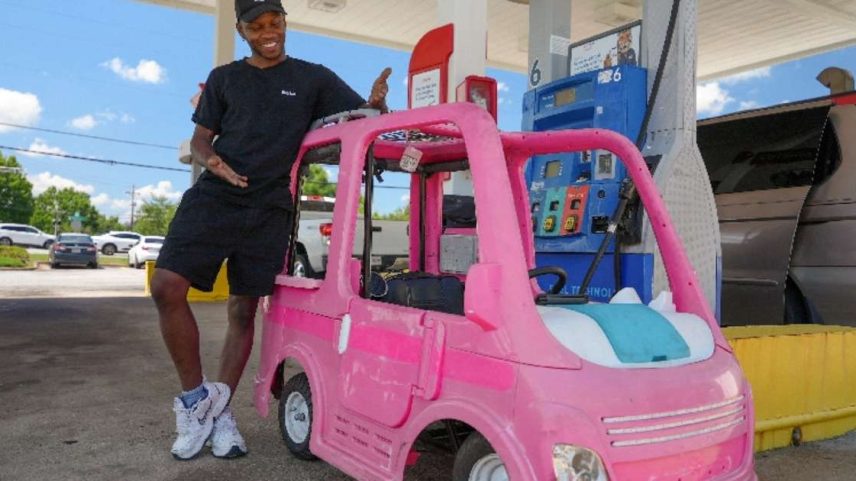 Mali Hightower posa com um Barbie Dream Camper rosa do lado de fora de um posto de gasolina em Ellenwood, EUA 18 de maio de 2026. REUTERS/Jayla Whitfield-Anderson