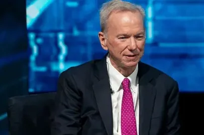 Ex-CEO da Google, Eric Schmidt, é vaiado por formandos ao mencionar IA