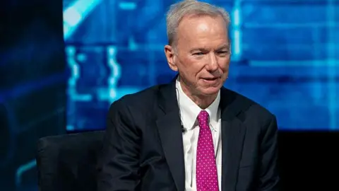 Ex-CEO da Google, Eric Schmidt, é vaiado por formandos ao mencionar IA