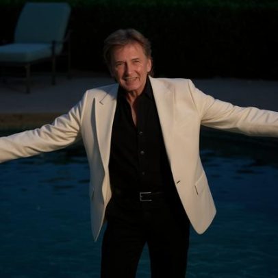 Barry Manilow fala sobre fãs, amor, sair do armário e 82 anos
