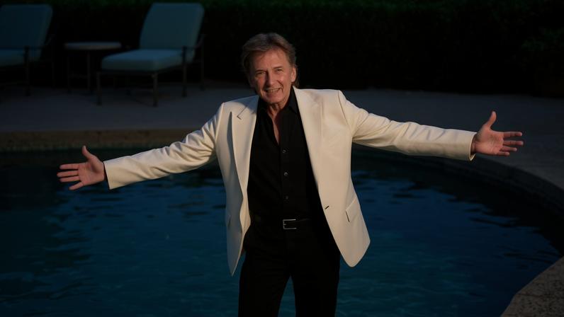 Barry Manilow fala sobre fãs, amor, sair do armário e 82 anos