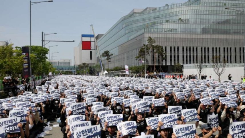 Membros do sindicato dos trabalhadores da Samsung Electronics cantam slogans durante um protesto contra os níveis de compensação da empresa antes de uma longa greve planejada em frente à fábrica de semicondutores da Samsung Electronics em Pyeongtaek, Coreia do Sul, em 23 de abril de 2026. REUTERS/Kim Hong-Ji/Foto de arquivo