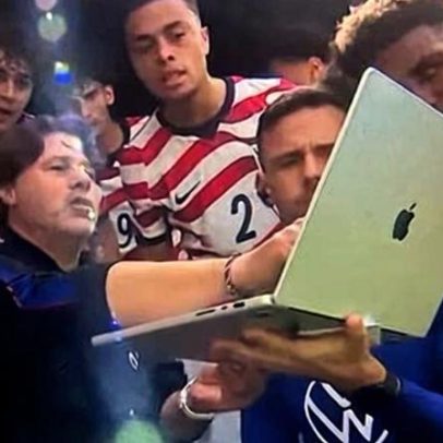 USMNT ao redor de laptop marca primeiro momento meme da jornada para a Copa