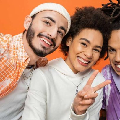 Do símbolo da paz ao gesto V na cultura pop asiática contemporânea