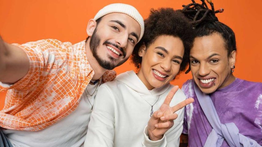 Do símbolo da paz ao gesto V na cultura pop asiática contemporânea