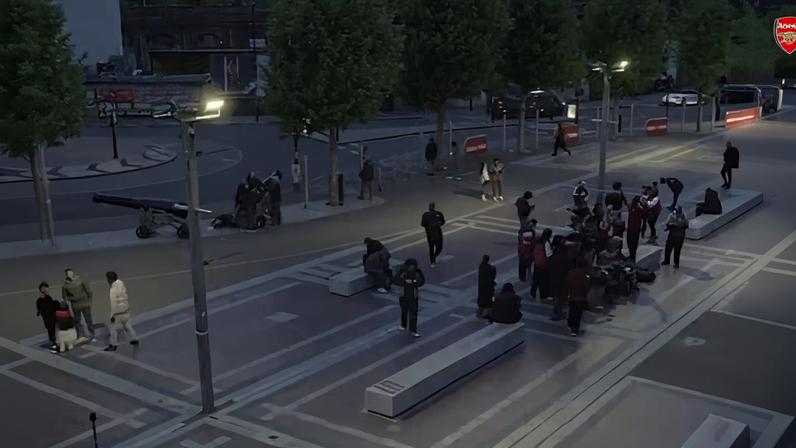 As câmeras do lado fora do Emirates Stadium mostram como a torcida do Arsenal se reuniu em massa para celebrar a conquista do campeonato.
