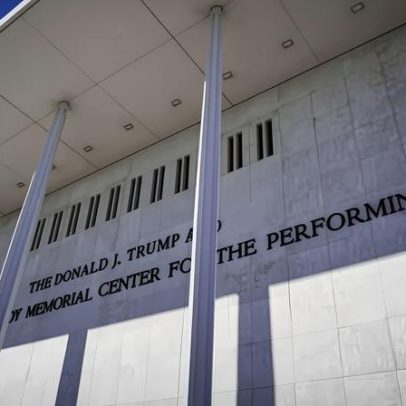 Juiz dos EUA ordena remoção do nome de Trump do Kennedy Center