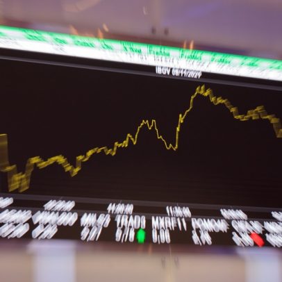 Estrangeiros retiram R$1,1 bi em ações na B3 em 13/05; saldo mensal é -R$6,4 bi