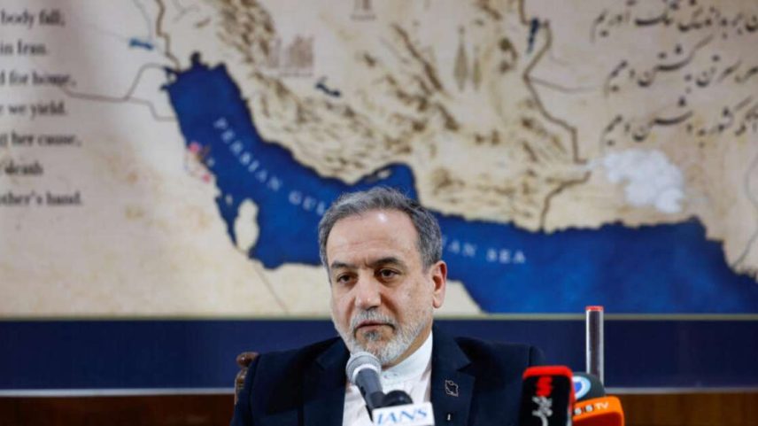 Ministro das Relações Exteriores do Irã, Abbas Araghchi, durante uma coletiva de imprensa na Embaixada do Irã em Nova Délhi, em 15 de maio.