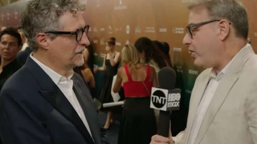 O diretor brasileiro Kleber Mendonça Filho no tapete vermelho dos prêmios Platino, onde foi premiado pela direção de 'O Agente Secreto'