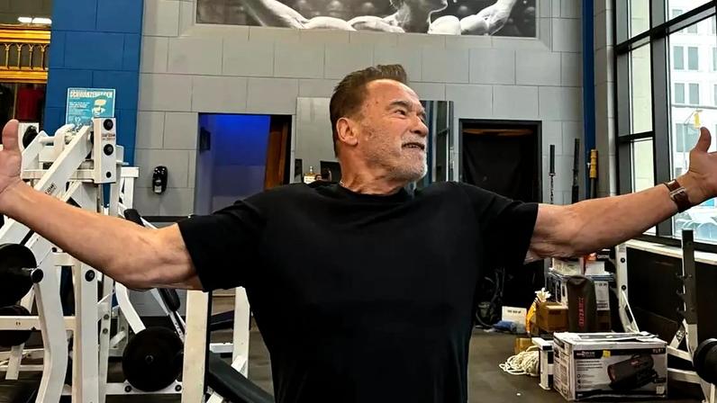 Arnold Schwarzenegger, sobre treinar com quase 80 anos: 'Não importa a dor, todos os dias conquisto uma vitória'.