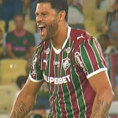Hulk recebe ovação da torcida do Fluminense ao pisar no gramado do Maracanã