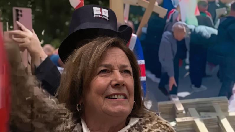 Participantes erguem cruzes durante a marcha “Unir o Reino”, em Londres. (Captura de tela/Instagram/destra.forthenations/Rikki Doolan)