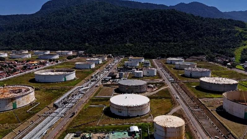 Imagem de drone mostra dutos e tanques no terminal de distribuição da Petrobras operado pela Transpetro em São Sebastião (SP), 17 de abril de 2026. REUTERS/Amanda Perobelli