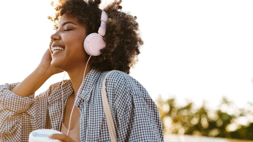 Pesquisa sugere que o reggaeton pode ativar mais áreas do cérebro do que a música clássica; entenda a influência do ritmo