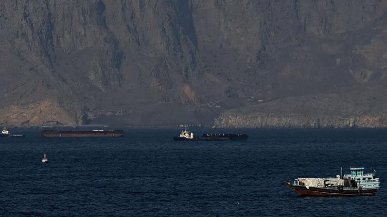 Mais de 2 mil navios e 20 mil marinheiros estão parados no estreito de Ormuz