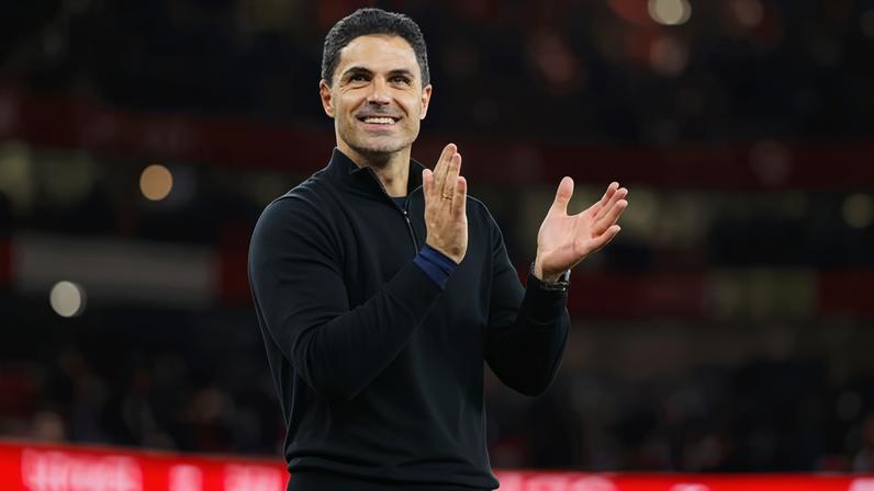 Arsenal recompensará Arteta com grande aumento salarial e mira Kroupi no mercado