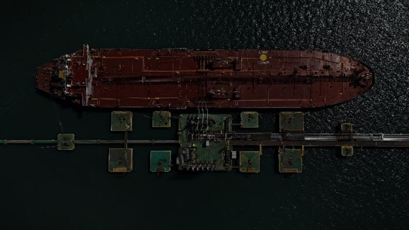 Navio petroleiro no terminal de distribuição da Petrobras em São Sebastião 17 de abril de 2026 REUTERS/Amanda Perobelli