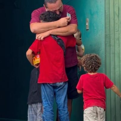 Menino que vendia paçocas recebe ajuda após falar sobre fé