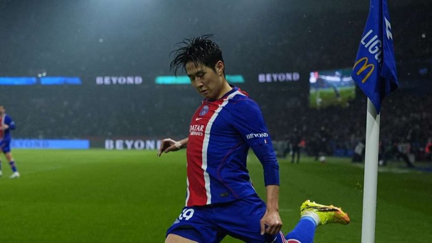 Kang – in Lee cobra escanteio para o PSG – Divulgação/PSG
