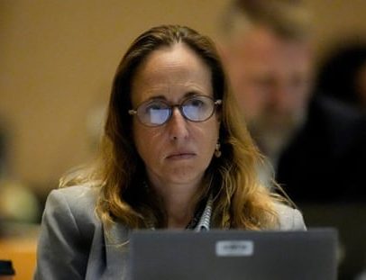 Crise no FDA se agrava com saída da chefe de fármacos, que afirma ter sido demitida