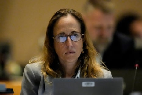 Crise no FDA se agrava com saída da chefe de fármacos, que afirma ter sido demitida
