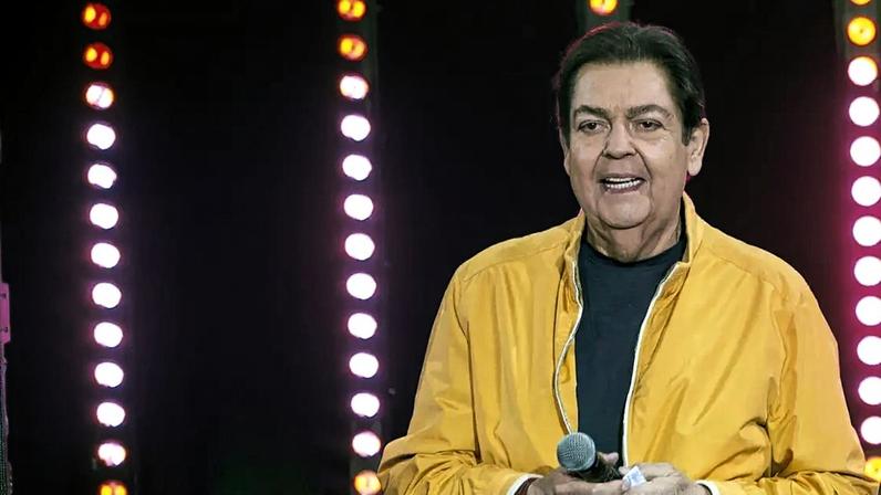 Com 76 anos, Faustão enfrenta problemas de saúde.