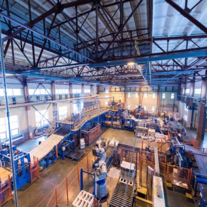 Indústria brasileira registra alta de faturamento em março, mas emprego cai