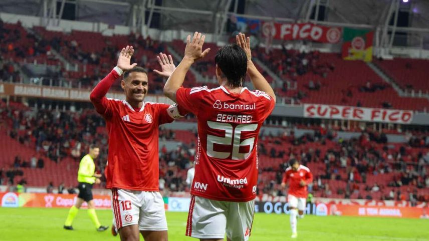 Bernabei comemora com o capitão Allan Patrick, que lhe deu uma bela assistência –
