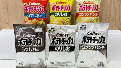 Snack gigante adota embalagem preto e branco por guerra no Irã que afeta tinta