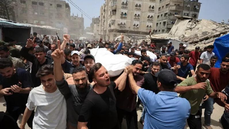 Pessoas em luto carregam os corpos de palestinos que foram mortos em um ataque israelense, de acordo com médicos, na Cidade de Gaza, em 17 de maio de 2026. REUTERS/Dawoud Abu Alkas