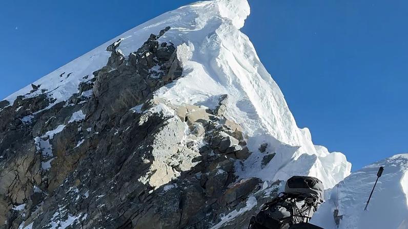 Montanhistas desafiam o Everest, montanha mais alta do planeta.