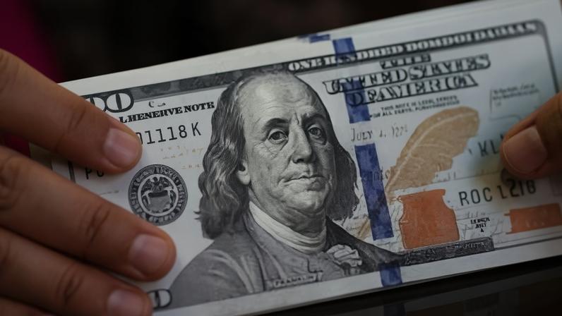 Um funcionário segura notas de dólar americano em uma casa de câmbio em Jacarta, Indonésia, 9 de abril de 2025. REUTERS/Willy Kurniawan