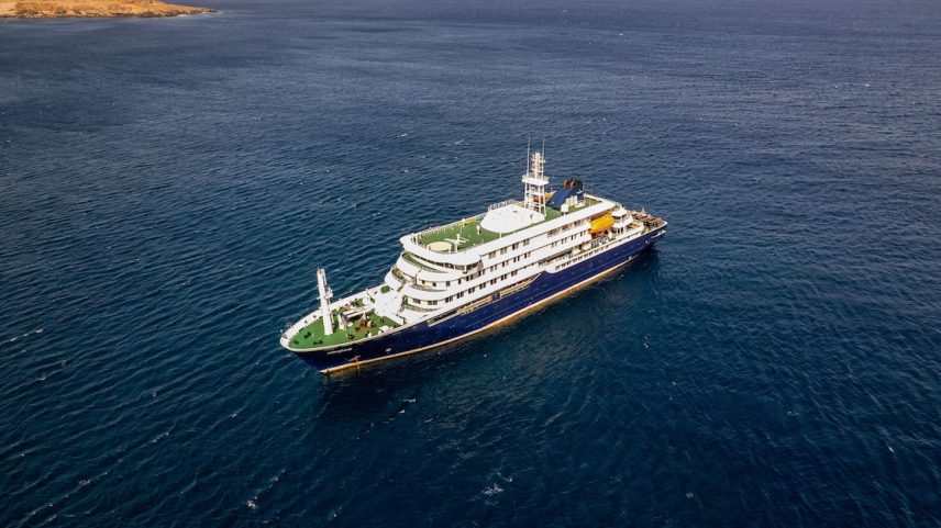 A turista holandesa, que faleceu no último dia 26, pegou um voo da ilha de Santa Helena para a África do Sul após apresentar os primeiros sintomas da doença; além dela, o esposo também faleceu devido à infecção. Outro passageiro do navio de cruzeiro também morreu devido ao hantavírus; corpo ainda estaria à bordo da embarcação
