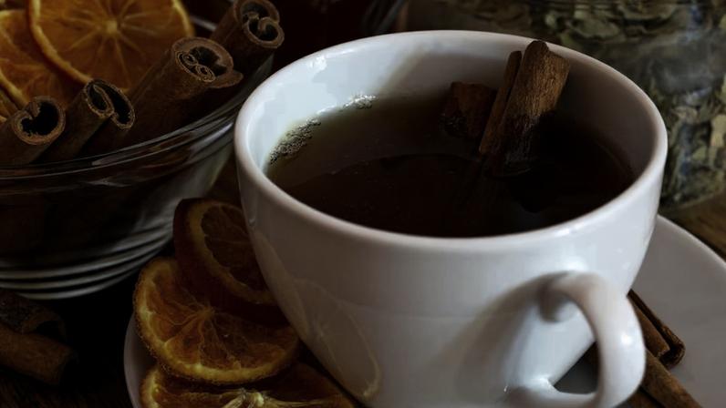 Chá de canela: conheça os benefícios, as contraindicações e a forma ideal de preparo
