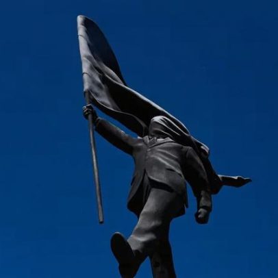 Banksy confirma autoria de estátua com bandeira em Londres e mostra instalação