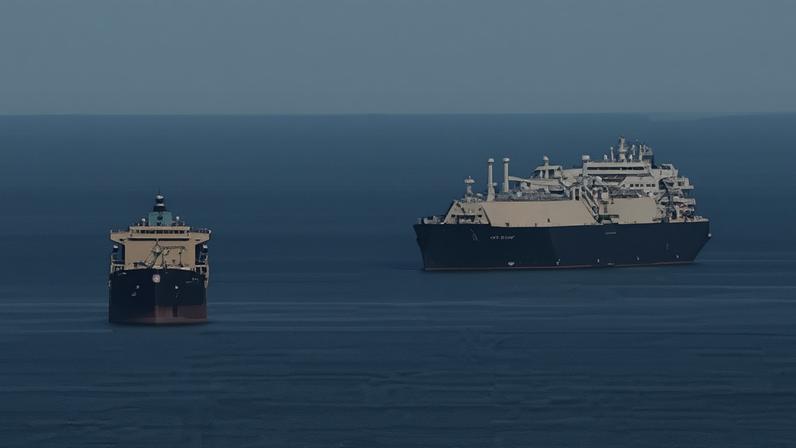 Un petrolero junto al buque metanero GNL Merak con bandera de Hong Kong.