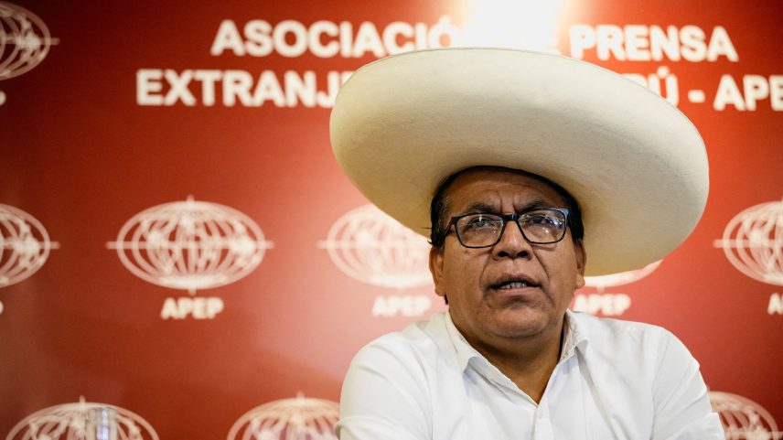 Sánchez e Rafael López Aliaga disputam a vaga para concorrer contra Keiko Fujimori no segundo turno