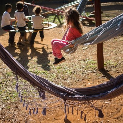 Estudo analisa impacto da tela diária na aprendizagem de criança de 5 anos