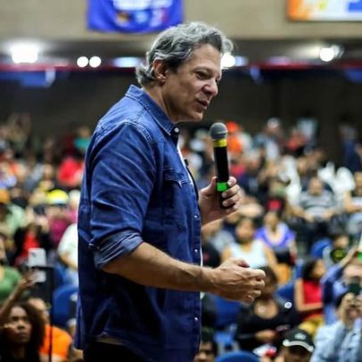 Haddad pede reeleição e critica pesquisas em ato de 1º de Maio sem Lula