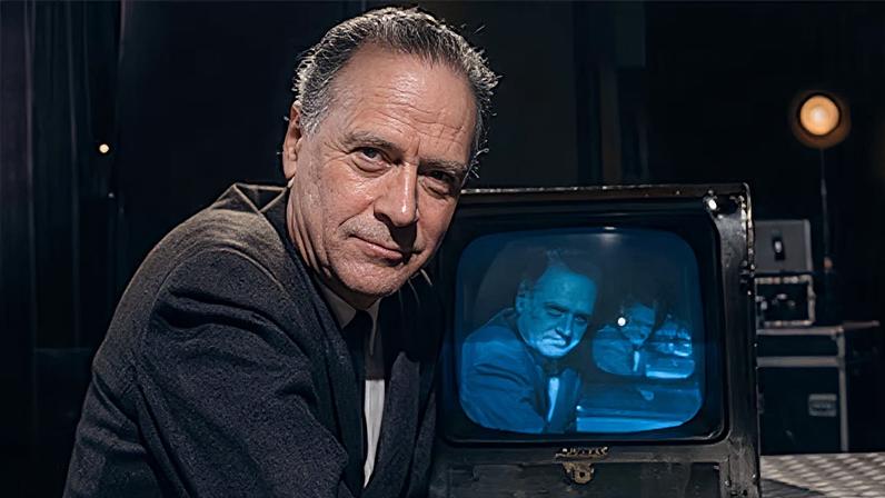 O comunicólogo canadense Marshall McLuhan, célebre pela afirmação de que "o meio é a mensagem"